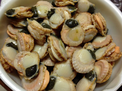 ホタテの稚貝をごっそりいただきました さて何に使おうか 小樽で家庭料理