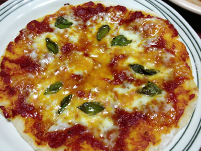 自家製ピザ トマトとモッツァレラ
