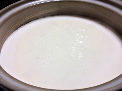 豆乳を使って湯葉と鍋（湯葉作成中）