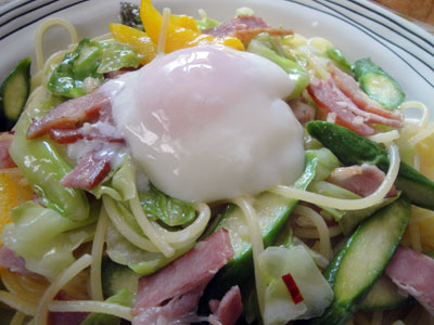 アスパラとキャベツとベーコンのパスタ温玉のせ1